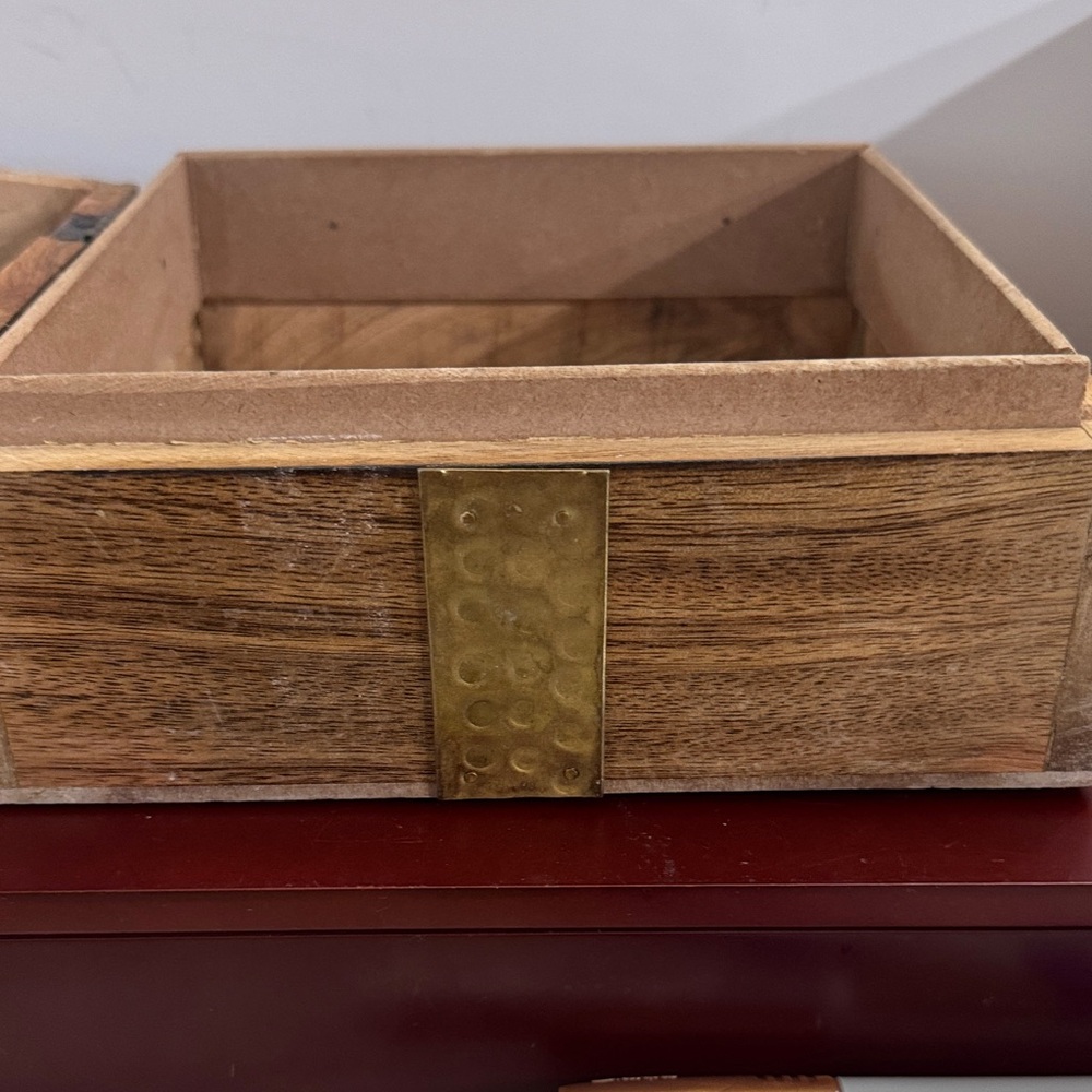 Vintage Wood decorative box with a hammered brass ribbon and bow - Picture 7 of 14